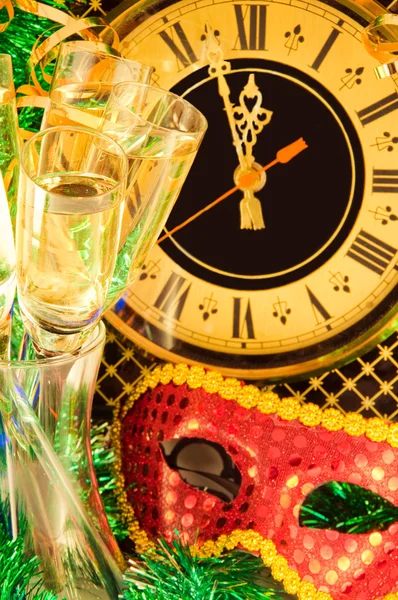 Tarjeta de Navidad. Las copas del champán en la víspera de Año Nuevo contra el reloj antiguo de pared —  Fotos de Stock
