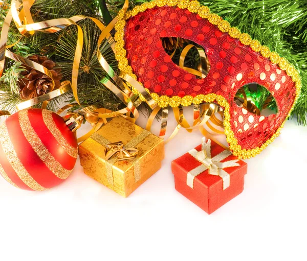 Weihnachtskarte. Neujahrsmaske gegen Tannenzweige mit Zapfen — Stockfoto