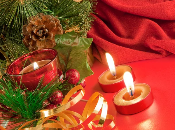 クリスマス カード。シャンパン、赤い背景の上の蝋燭との毛皮ツリーのブランチ — ストック写真
