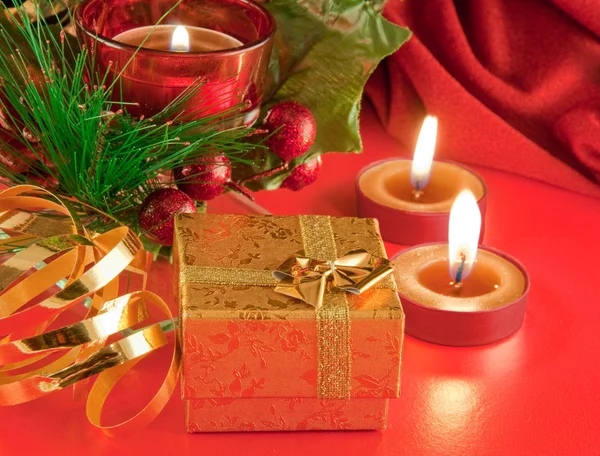 Різдвяна листівка. Шампанське, гілка ялинки і свічка на червоному тлі — стокове фото