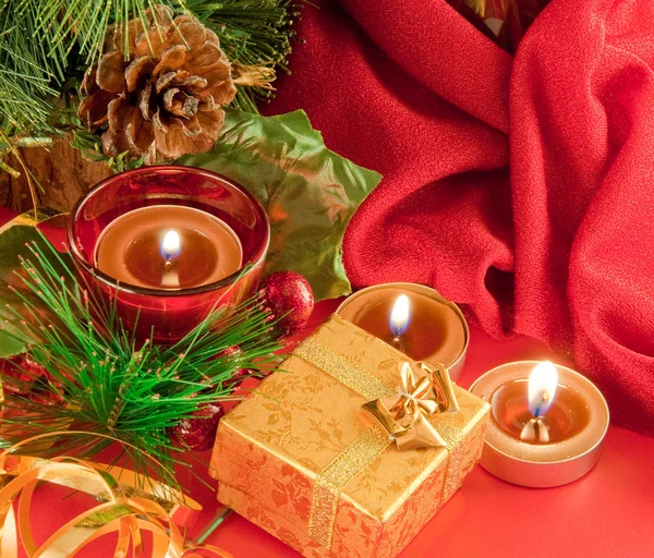 Weihnachtskarte. Champagner, ein Zweig einer Tanne und eine Kerze auf rotem Hintergrund — Stockfoto