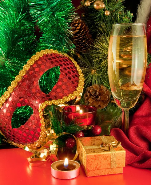 Weihnachtskarte. Champagner, Tannenzweig, Kerze und Karnevalsmaske — Stockfoto
