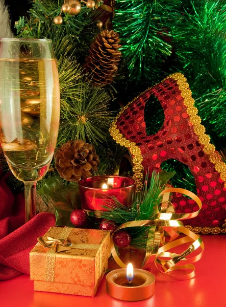 Vánoční přání. šampaňské, pobočka kožešin strom, svíčku a karnevalové masky — Stock fotografie