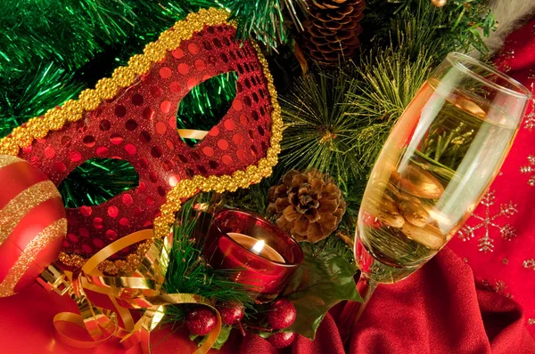 Vánoční přání. šampaňské, pobočka kožešin strom, svíčku a karnevalové masky — Stock fotografie