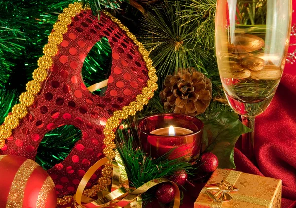 Рождественская открытка Шампанское, ветка меха, свеча и карнавальная маска — стоковое фото