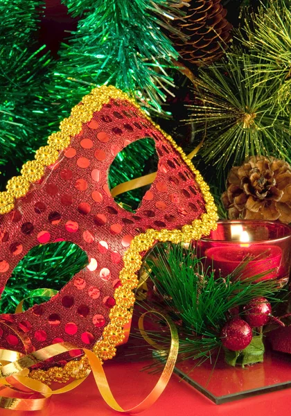 Noel kartı. Şampanya, kürk ağacı, bir mum ve bir karnaval maskesi Şubesi — Stok fotoğraf
