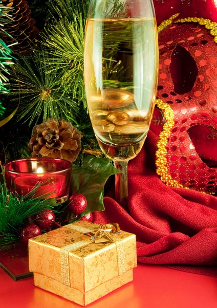 クリスマス カード。シャンパン、毛皮ツリー、キャンドル、カーニバル マスクの枝 — ストック写真