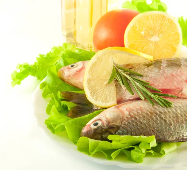 Färsk fisk, groplöja med en citron och en lök, sallad med olivolja — Stockfoto