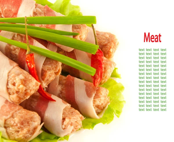 Kött rulle med bacon, en lök och paprika, grön sallad — Stockfoto