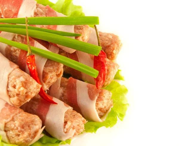 肉ベーコン巻き、タマネギとピーマン、緑のサラダ — ストック写真