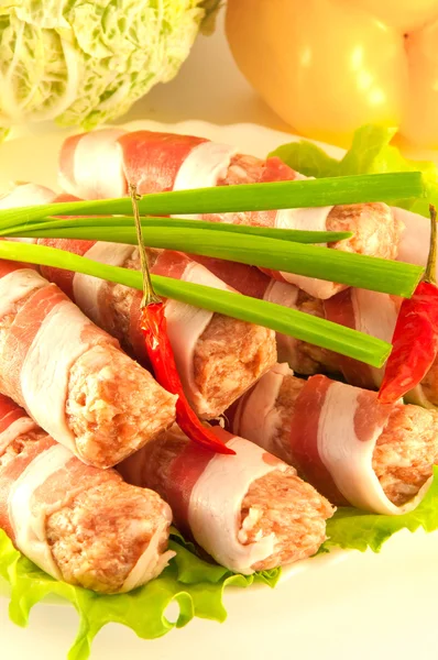 Pastırmalı et roll, bir soğan ve biber, yeşil salata — Stok fotoğraf