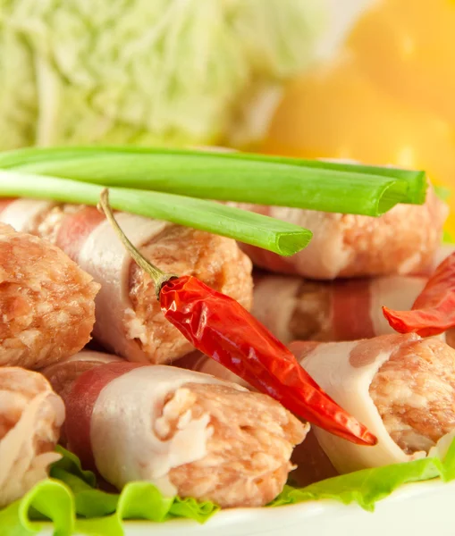 Fleischbrötchen mit Speck, Zwiebeln und Pfeffer, grüner Salat — Stockfoto