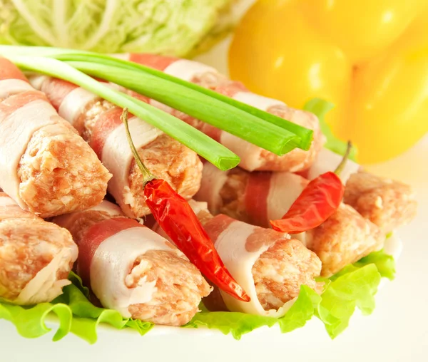 Rolo de carne com bacon, uma cebola e pimentão, salada verde — Fotografia de Stock