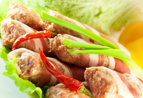 Мясо рулет с беконом, лук и перец, зеленый салат — стоковое фото