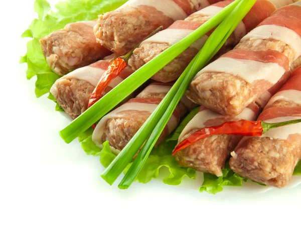 肉ベーコン巻き、タマネギとピーマン、緑のサラダ — ストック写真