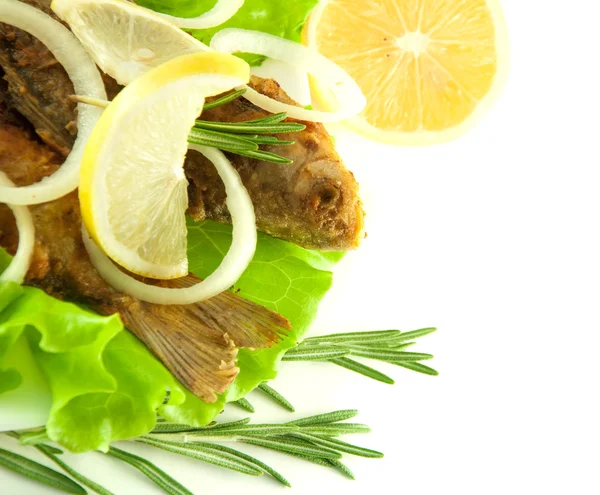 Жареная рыба, крест с лимоном, розмарином и оливковым маслом — стоковое фото