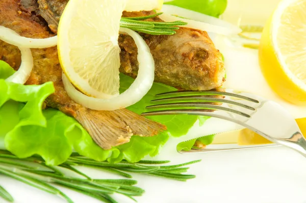 Fish fried, a crucian with a lemon, rosemary and olive oil — Stok fotoğraf