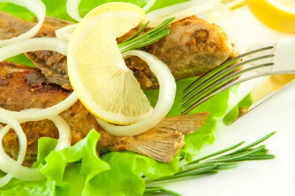 Stekt fisk, en babushkas med citron, rosmarin och olivolja — Stockfoto