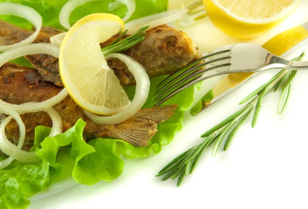 Pescado frito, un cruciano con limón, romero y aceite de oliva —  Fotos de Stock