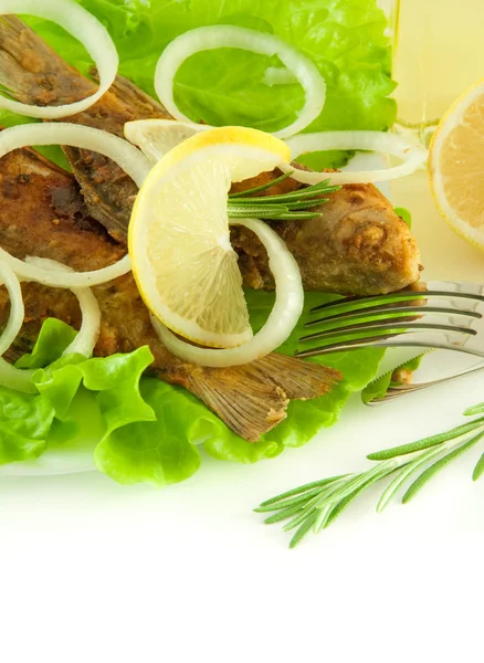 Pescado frito, un cruciano con limón, romero y aceite de oliva —  Fotos de Stock