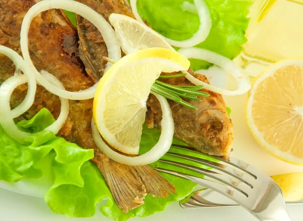 Fish fried, a crucian with a lemon, rosemary and olive oil — Stock Photo, Image