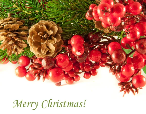 Рождественский венок из красных ягод, меховой елки и шишек — стоковое фото