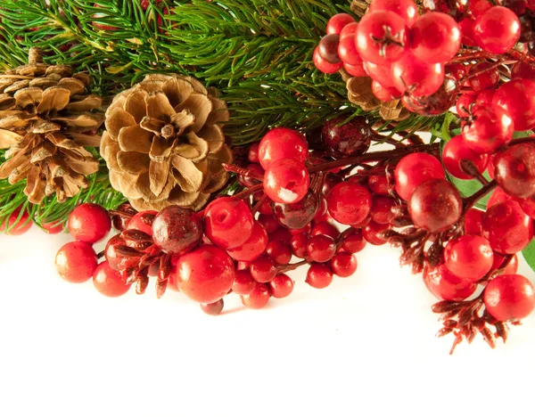Karácsonyi koszorú vörös bogyókból, egy prémfa és kúp — Stock Fotó
