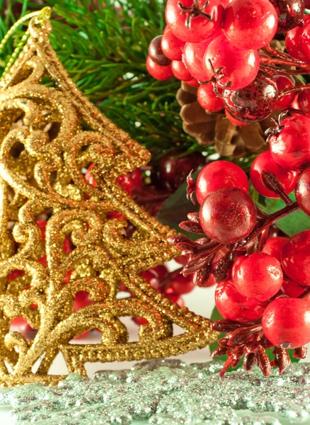Boże Narodzenie oddział jagody z złota choinkowe przed śniegiem — Zdjęcie stockowe