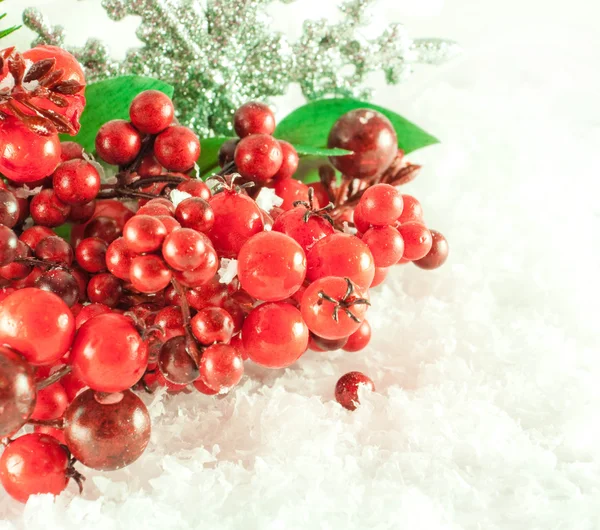 Boże Narodzenie oddział jagody z srebrny ozdobny płatek śniegu przed śniegiem — Zdjęcie stockowe