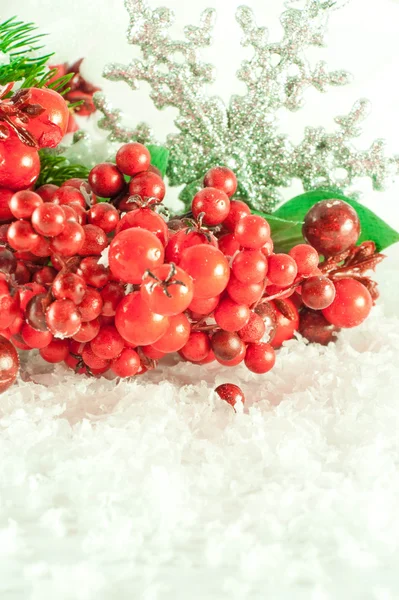 Boże Narodzenie oddział jagody z srebrny ozdobny płatek śniegu przed śniegiem — Zdjęcie stockowe