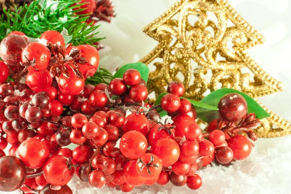 Boże Narodzenie oddział jagody z złota choinkowe przed śniegiem — Zdjęcie stockowe