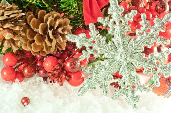 Branche de Noël de baies avec un flocon de neige décoratif en argent contre la neige — Photo