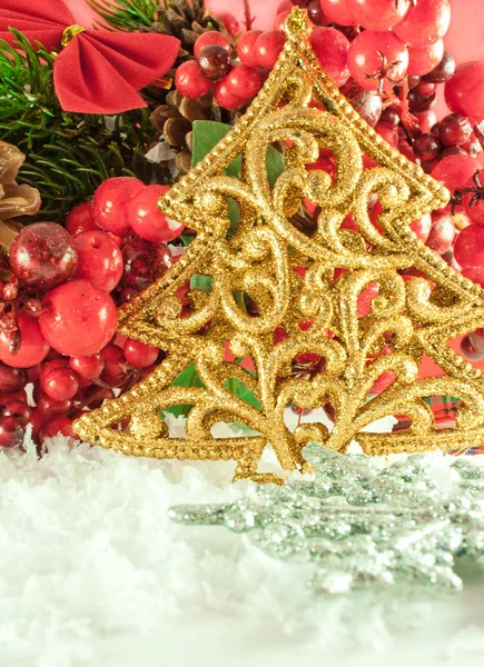 Jul gren av bär med ett guld päls-träd mot snö — Stockfoto