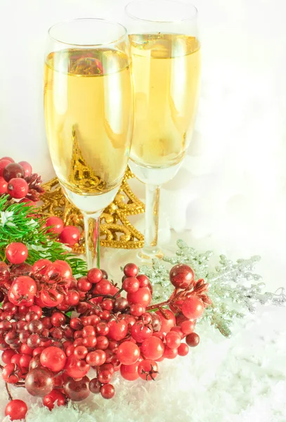 Kerstmis champagne en tak van bessen met een bont-boom — Stockfoto