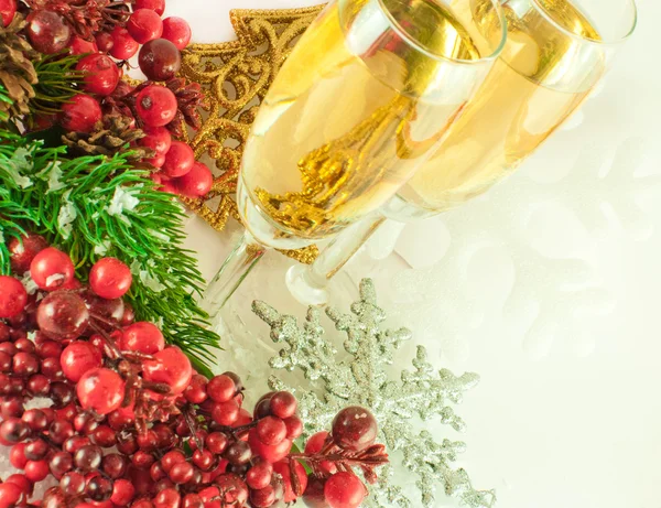 Рождественское шампанское и ветка ягод с ёлкой — стоковое фото
