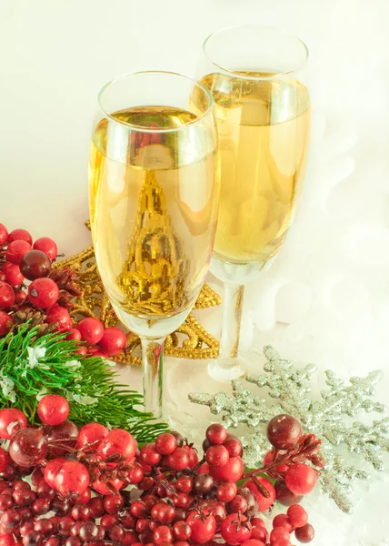 Champanhe de Natal e ramo de bagas com uma árvore de pele — Fotografia de Stock