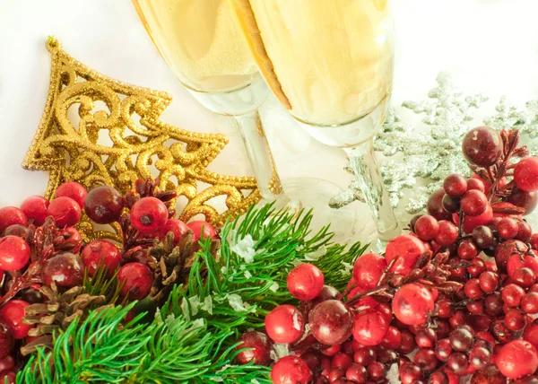Noel şampanya ve çilek kürk bir ağaç dalı — Stok fotoğraf