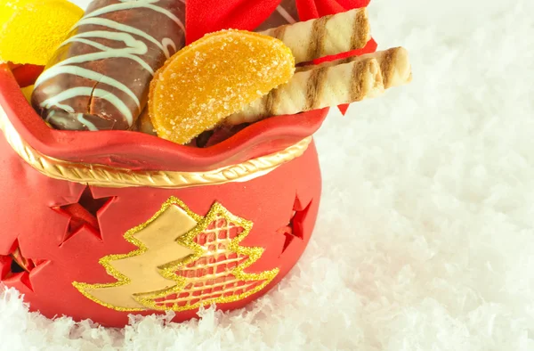 Bolsa de Navidad con regalos, galletas y caramelos de frutas, un regalo —  Fotos de Stock