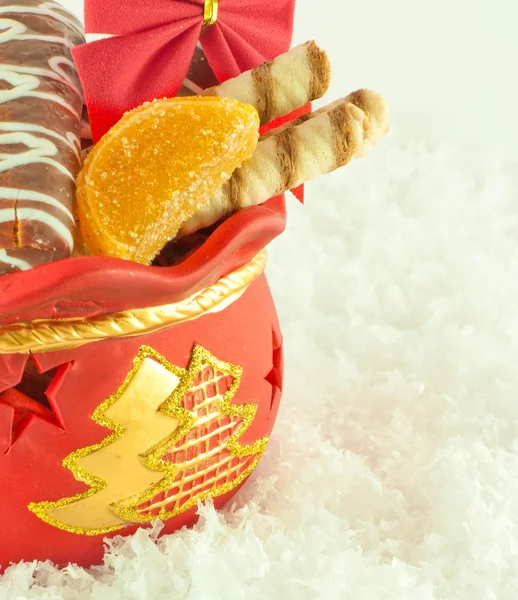 Sacchetto di Natale con regali, biscotti e caramelle alla frutta, un regalo — Foto Stock