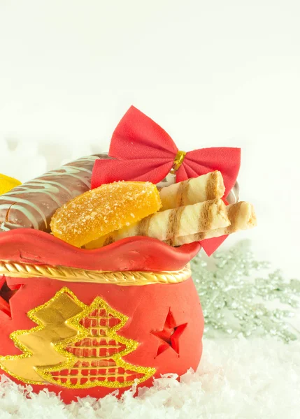 Karácsonyi ajándékok, cookie-kat és gyümölcs cukorka, ajándék táska — Stock Fotó