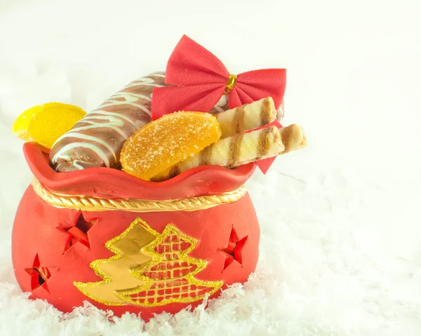 Karácsonyi ajándékok, cookie-kat és gyümölcs cukorka, ajándék táska — Stock Fotó
