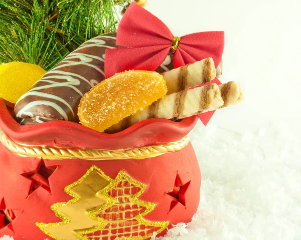 Noel hediyeler, kurabiye ve meyve şekeri, kürk-ağaç dalı çanta — Stok fotoğraf