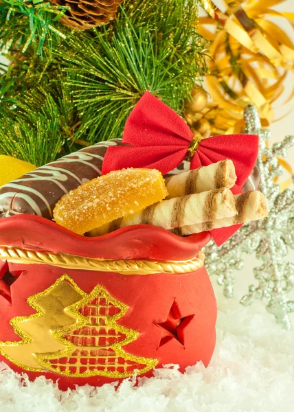 Sac de Noël avec cadeaux, biscuits et bonbons aux fruits, une branche de sapin — Photo