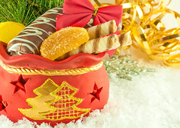 크리스마스 선물, 쿠키와 과일 사탕, 모피 나뭇가지 가방 — 스톡 사진