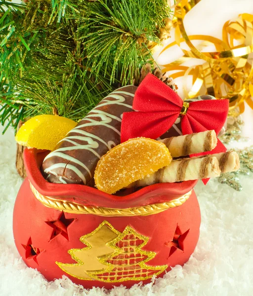 Jul påse med presenter, kakor och frukt godis, en päls-gren — Stockfoto