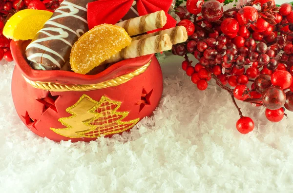 圣诞袋与礼品、 饼干和水果糖果、 毛皮树分支 — 图库照片