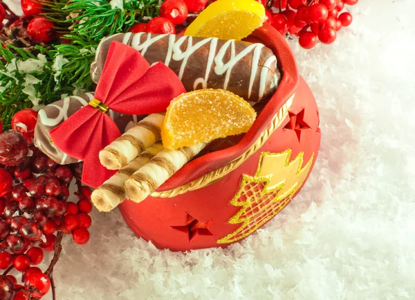Karácsonyi ajándékok, cookie-kat és cukorka gyümölcs, a prémes-fa ág táska — Stock Fotó