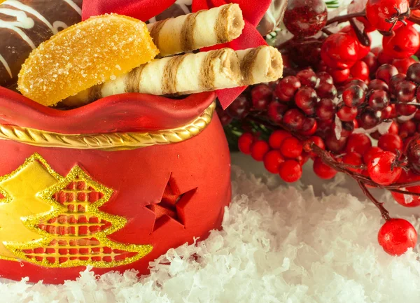 Noel hediyeler, kurabiye ve meyve şekeri, kürk-ağaç dalı çanta — Stok fotoğraf