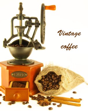 retro tarzı çanta ve kahve taneleri ile kahve değirmeni