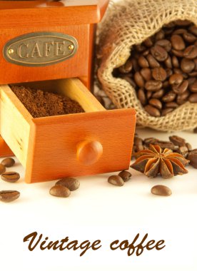 Kahve değirmeni bir retro tarzı, anason ve tarçın ile kahve taneleri